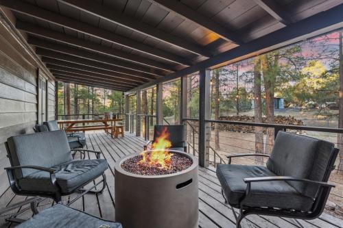 Show Low Casa | Charming Pines Cabin with Fireplace and BBQ