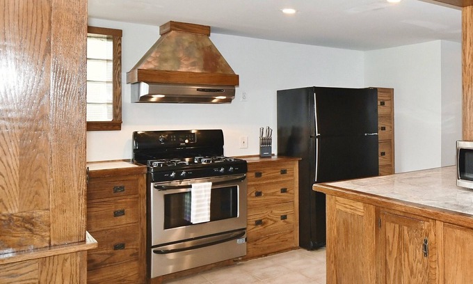 Brookline Casa | Charming Pittsburgh Home| 2 Full Baths| Parking