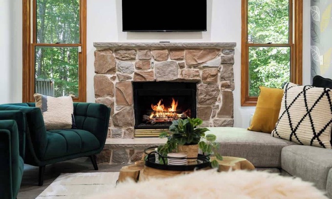 East Stroudsburg Casa | Charming Poconos retreat with hot tub & fireplace