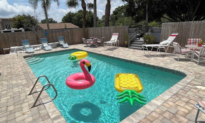 Palmetto Casa | Charming Pool & 4-bedroom house with WiFi and AC in peaceful Palmetto