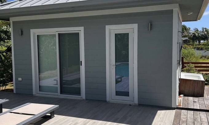Seven Mile Beach Casa | Charming pool house with AC and WiFi in West Bay.