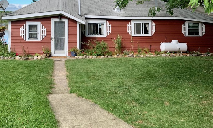 Gladwin Cabaña | Encanto Pratt Lake Lakefront 2BR Cottage