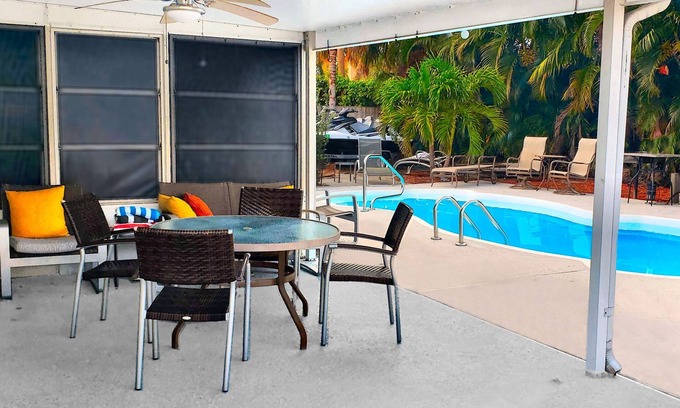 Florida North Atlantic Coast Casa | Suite privada con encanto, cocina completa, entrada al baño. Casa de la piscina. 5min: Playa, Estadio, PGA