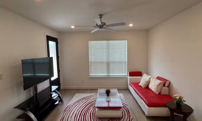 Lincoln Park Casa | Charming PRIVATE 1-bedroom guest house in lovely Little Elm with AC