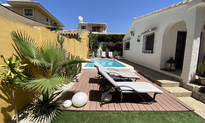 Las Lagunas Chalet De Esquí | Fantástico Chalet en Fuengirola 3 dormitorios con piscina, WI-FI