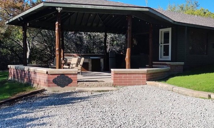Valley Mills Cabaña | Charming Private Cottage with Hot Tub in Valley Mills
