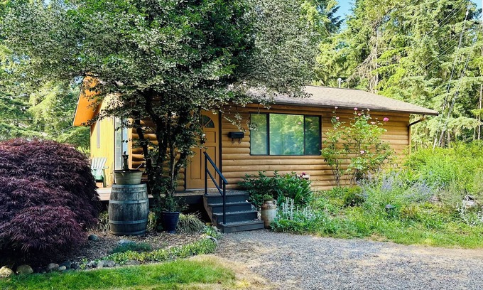 Lake Morton-Berrydale Cabina | Charming Private Cabin Mini Farm Pets Welcomed Walk to The Lake, Trails & Town