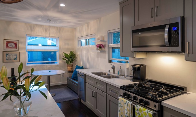 Westchester Casa | Charming private, secure 1-bedroom garden house with WiFi and AC in Los Angeles
