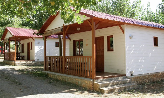 La Puebla de Roda Casa | Bonito bungalow con terraza cubierta.