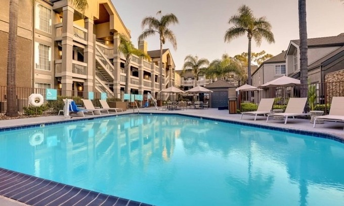 Sunnyvale Hotel | Charming Queen Stay! 4 Pet-Friendly Rooms w/ BBQ Area & Fresh Breakfast!