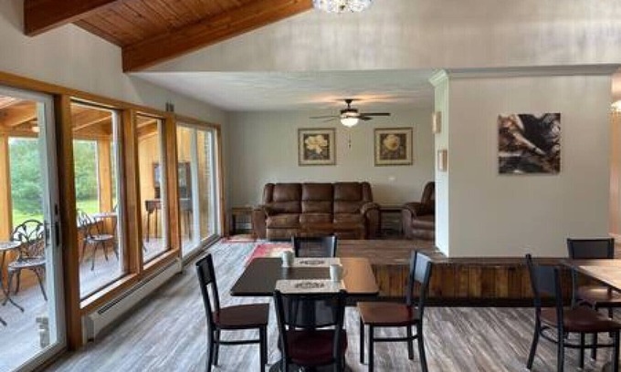 Wellsboro Cabina | Charming Queen Suite w/ Shared Firepit + Game Room