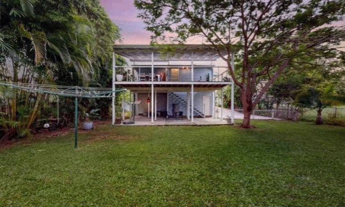 Beachmere Casa | Charming Queenslander in Beachmere: WiFi, A/C, Netflix, Kayo, Sleeps up to 10.
