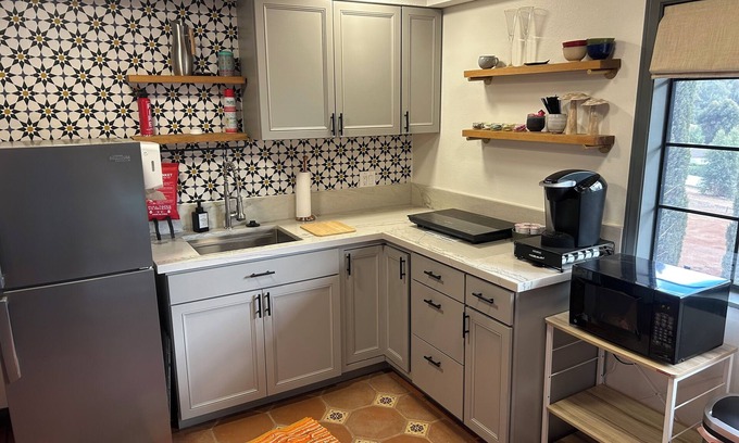 Fallbrook Cabaña | Charming, quiet cottage in brilliant Fallbrook with AC, WiFi, private, Smart TV.