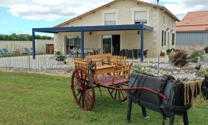 Salles-de-Barbezieux Cabaña | Casa rural con piscina privada, jardín y terraza, ideal para familias y teletrabajo