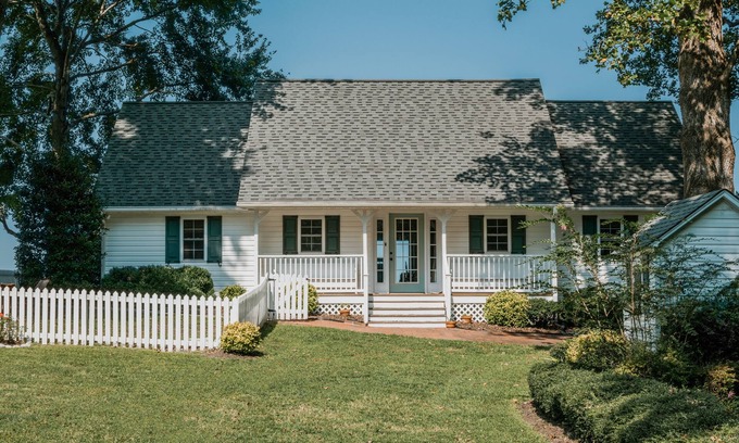 Dutton Casa | Charming Rappahannock Waterfront Cottage Pool, Fireplace, Kayaks