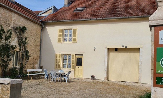 Aubepierre-sur-Aube Cabaña | Casa rural restaurada con jardín, 4 habitaciones, y garaje en Aubepierre-sur-Aube.