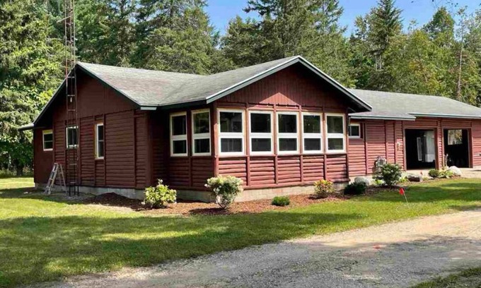 Boyne Falls Cabina | Charming Red Cabin in the woods. A perfect stay just 3 min from ski resort!