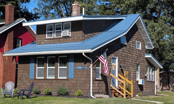 Ashtabula Cabaña | Charming Relaxing Cottage, 2 minutes from Lake Shore Park Beach and Fishing