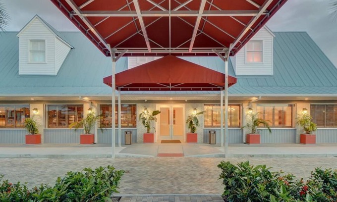 Melbourne Apartamento | Charming remodeled award winning hotel featuring 2 room suites.