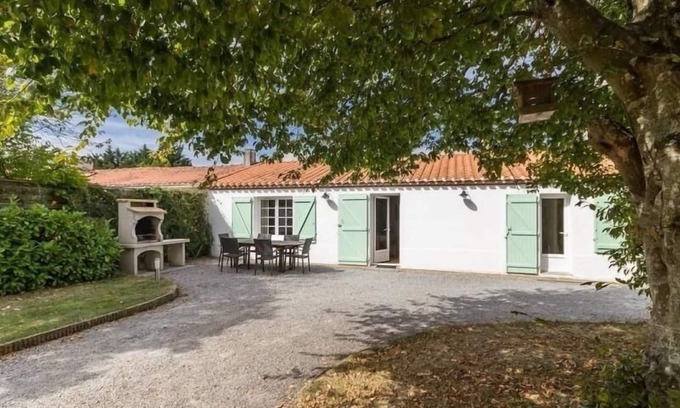 Villeneuve-en-Retz Cabaña | Casa rural renovada: tranquilidad, jardín cerrado, cerca de la playa, ideal para familias