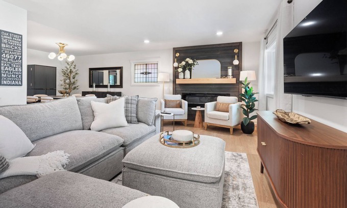 Zionsville Casa | Charming renovated 2-bedroom home w/study- .5 miles to The Village of Zionsville