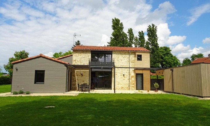 Bourneau Cabaña | Granja renovada con jardín, terraza y barbacoa, ideal para familias, cerca de festival de música