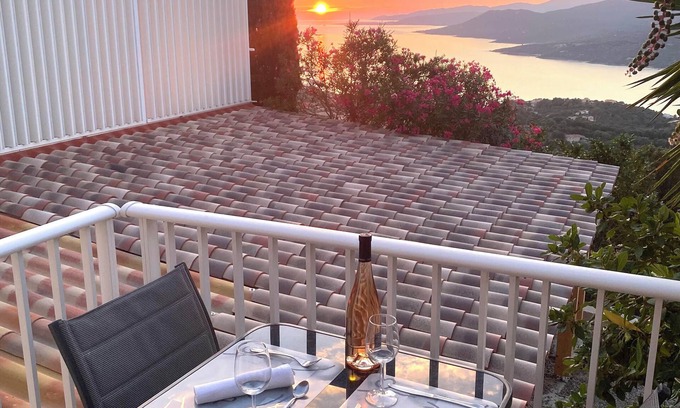 Viggianello Apartamento | Charming renovated apartment, 2 pers., breathtaking view between sea & mountains "U Nidu".