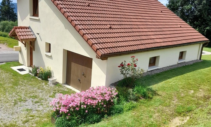 Gerbamont Cabaña | Encantadora casa renovada con 3 habitaciones, garaje y mascotas permitidas en Gerbamont