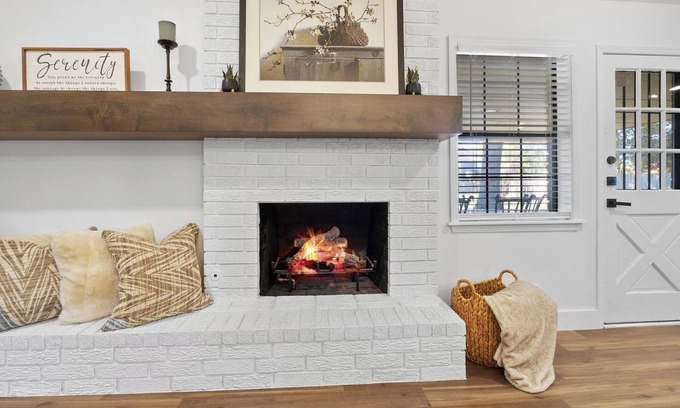 South Tulsa Casa | Charming & Renovated in S Tulsa Staycation or Long-Term Stays-Backs to Trails