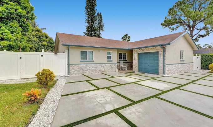 Lauderhill Casa | Charming Residential home 4/2 plus Den close to Sawgrass mall, Beaches.