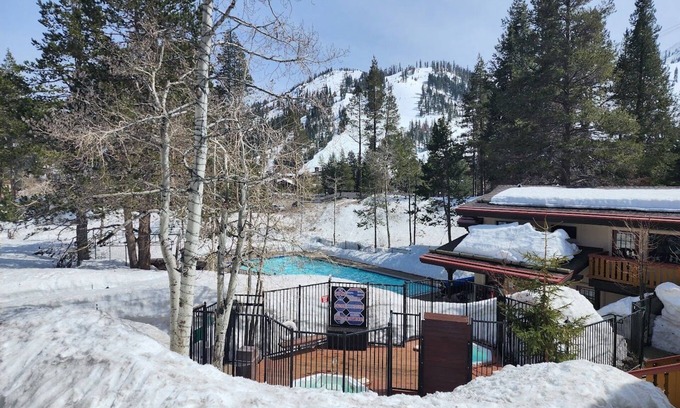 Olympic Valley Complejo | Charming resort in Olympic valley, CA. walking distance to Palisades Tahoe ski