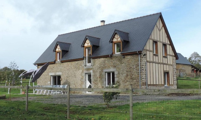 Landisacq Cabaña | Casa rural con jardín cerrado, chimenea y wifi, ideal para familias
