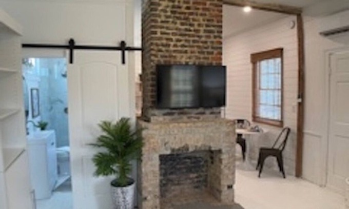 Westside Apartamento | Charming Restored Studio in Historic Westside near Citadel