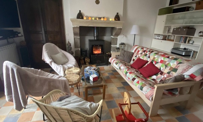 Louroux-de-Beaune Cabaña | Casa acogedora con chimenea, jardín, terrazas, juegos, bicicletas, y más – Ideal para familias