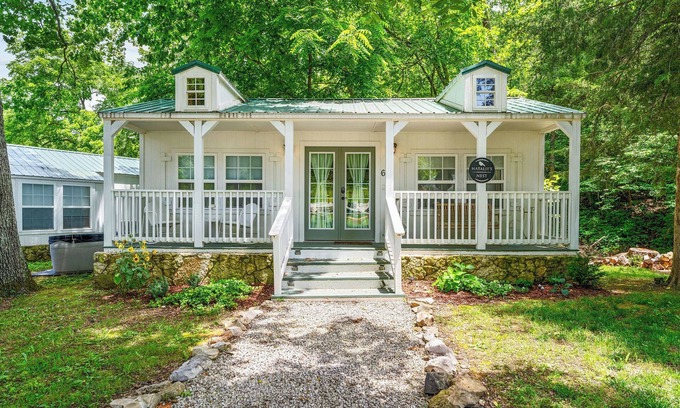 Blue Eye Cabina | Charming Retreat Near Dogwood Canyon, Thunder Ridge, and Branson Fun