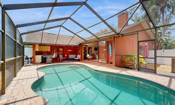 Palm Harbor Casa | Charming retreat with pool, dog friendly, centrally located near Gulf with WD