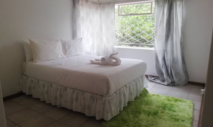 Bulawayo Casa | Charming Retreat with Spacious Rooms, Lush Garden, and Ideal for Group Stays