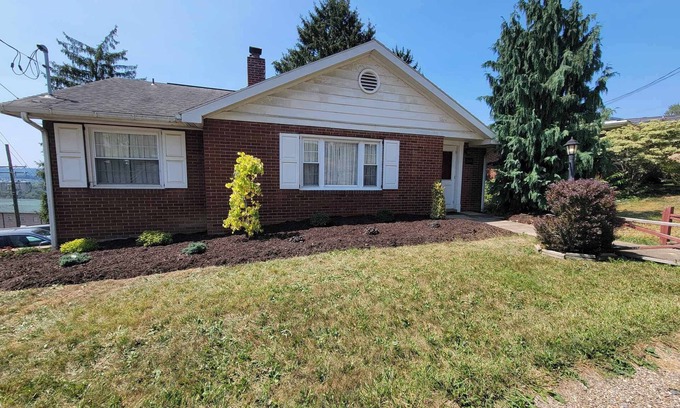 Morgantown Casa | Charming retro house on University Ave, walking distance from WVU Stadium.