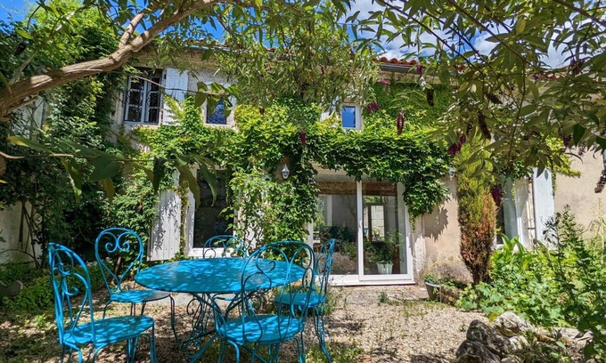 Graves-Saint-Amant Cabaña | Casa con terraza y jardín, 3 hab. para 5 pers., cerca del río, ideal para familias