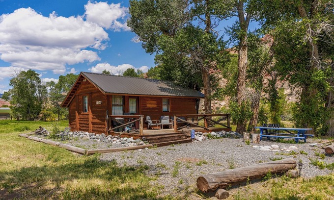 Dubois Cabina | Charming riverfront 2-bedroom cabin in enchanting Dubois with WiFi
