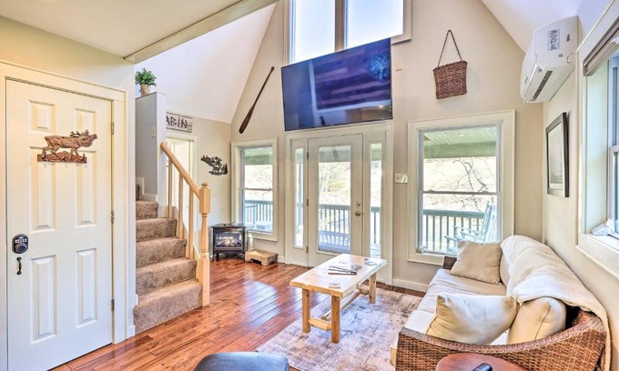 West Jefferson Casa | Charming Riverfront Cabin with Yard and Porch!