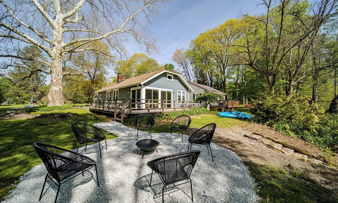 Austinburg Casa | Charming Riverfront Retreat – Wineries, Kayaking & GOTL