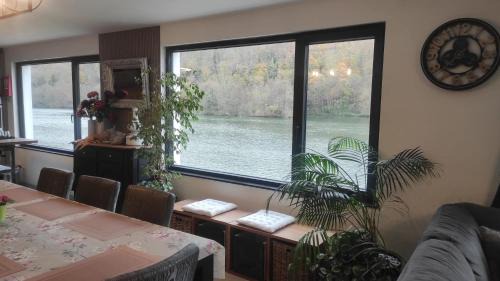 Hastiere Casa | Charming Riverside House with Jacuzzi and Gym