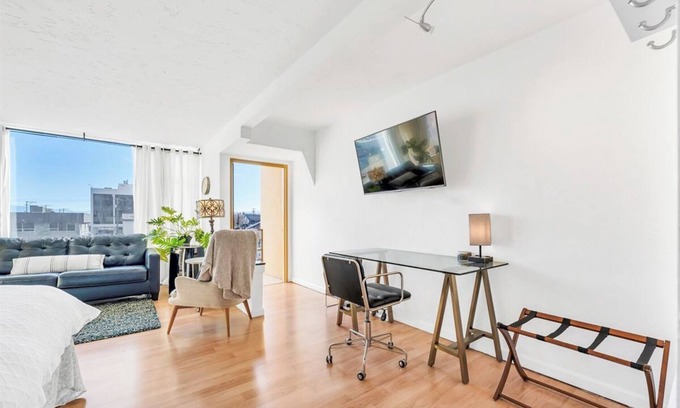 Downtown Reno Condominio | Charming Riverwalk Retreat – Spacious Downtown Condo