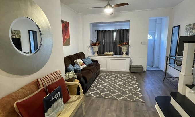 South Philadelphia West Casa | Charming RowHouse with WiFi and backyard