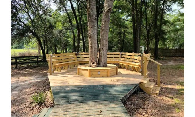 Dowling Park Casa | Charming rural 3 bedroom log cabin free parking