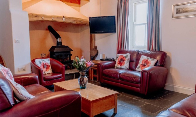 Narberth Casa | Charming Rural Escape | Hot Tub | Play Room |BBQ