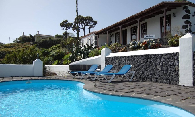 Breña Baja Apartamento | Casa Rural Lina Medina: Tradición y Confort con Piscina y Barbacoa en