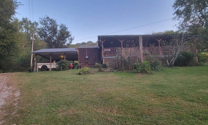 Gordonsville Otro | Charming Rustic 2-bedroom farmhouse with WiFi, AC on pristine Plunkett Creek Rd