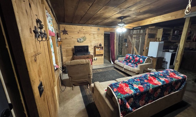 Madera Cabaña | Charming Rustic cottage in houtzdale not far from PSU State college Pennsylvania
